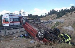 Takla atan otomobilde aynı aileden 4 kişi yaralandı