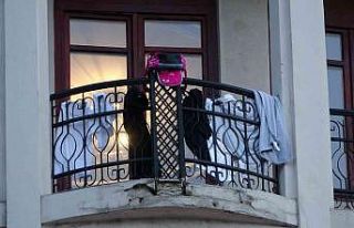 Taksim’de lüks otelin balkonuna asılan çamaşırlar...