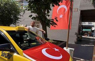 Taksisiyle bayram coşkusunu yaşatıyor