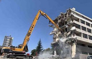 Tarihi otelin yıkımı sürüyor