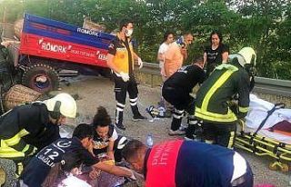 Tarım işçilerini taşıyan traktör otomobille...