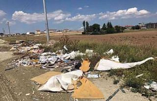 Tarlaları hiçe sayarak çöplerini bıraktılar