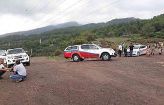 Taş ocağı çalışanlarını taşıyan pikap dereye...