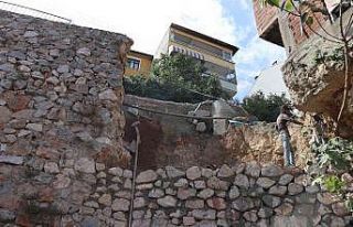 Tavşantepe’de istinat duvarı çöktü