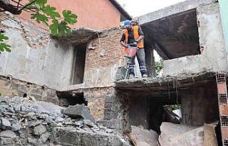 Tehlike oluşturan metruk bina yıkıldı