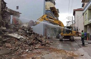 Tehlike oluşturan metruk binalar yıkılmaya devam...