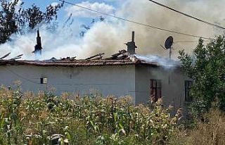 Tek katlı ev alevlere teslim oldu