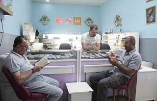 Telefon tamiri için gelen müşterilerine kitap okutuyor