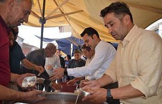 Tercan’da vatandaşlara aşure dağıtıldı