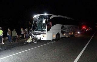 Tıra arkadan çarpan otobüste 1 kişi öldü, 43...