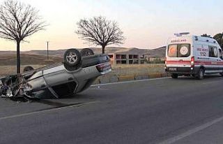 Tıra çarpan otomobil takla attı: 1 yaralı