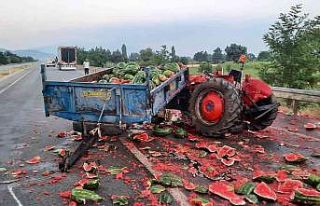 Tırın arkadan çarptığı traktördeki karpuzlar...