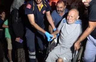 TOKİ’lerde çıkan yangında bir itfaiye eri, 3...