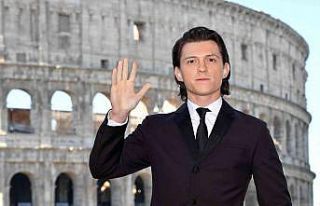 Tom Holland sosyal medyaya ara verdi