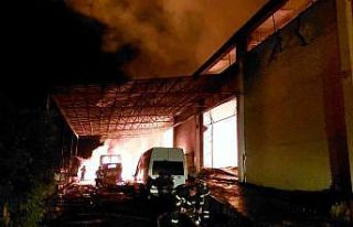 Toptancı sitesindeki kozmetik ve ıtriyat deposundaki...