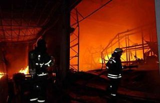 Toptancı sitesindeki parfüm ve itriyat deposu alev...