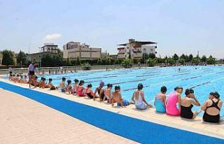 Toroslar’da yüzlerce çocuk yüzme öğreniyor