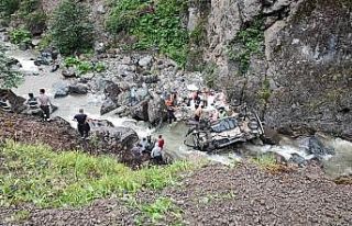 Trabzon’da araç dereye yuvarlandı: 6 yaralı