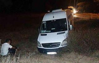 Tur minibüsü şarampole uçtu, çaresizce kurtarılmasını...