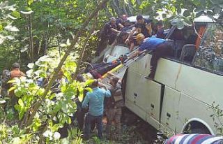 Tur otobüsü şarampole uçtu: 1 ölü, 45 yaralı...