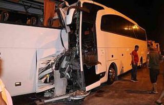 Tur otobüsü yolcu otobüsüne arkadan çarptı:...