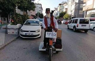 Turizm elçisi yaşlı adam ve köpeği, turistlerin...