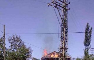 Türkeli’de iki katlı ahşap ev kül oldu