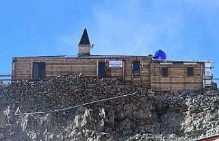 ’Uçurumdaki mescit’ ziyaretçilerini hayran bırakıyor