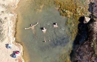 Uçurumun kenarındaki bu göl uyuzlara çare oluyor