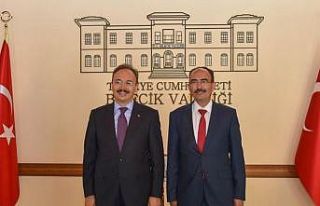 Üniversite için çeşitli istişarelerde bulundu