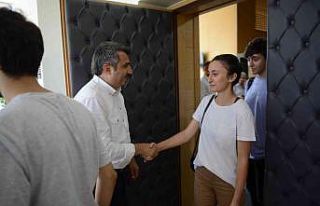 Üniversite kazanan gençlerden Başkan Yılmaz’a...