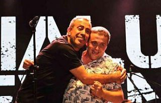 Ünlü sanatçı Haluk Levent, sahneye atlayan hayranına...