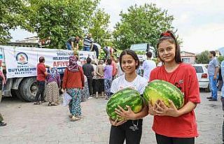 Üreticinin elinde kalan karpuzlar belediye tarafından...