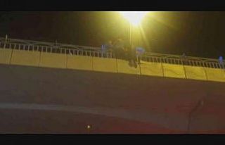 Üst geçitten atlamak isteyen 2 kadını ekipler...