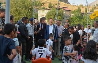 Vali Akbıyık, çocuk oyun parkı açılışını...