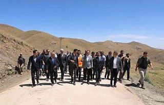 Vali Akbıyık, Türk bayraklarıyla karşılandı