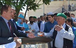 Vali Akbıyık’tan vatandaşlara aşure ikramı