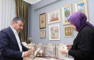 Vali Atay, işleme sanatkarı Dilber’in ürünlerini...