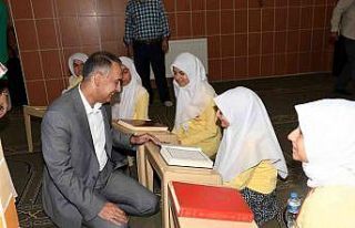 Vali Çuhadar, Kur’an kurslarında öğrencilerle...