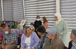 Vali Ergün’ün eşi, Uşaklı yaşlılara aşure...