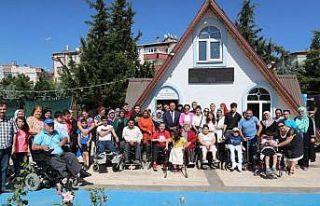 Vali Hatipoğlu’nun eşi özel çocuklarla doğum...