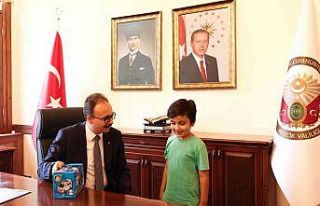 Vali Kızılkaya kaybolan çocuğu ve ailesini makamında...