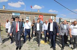 Vali Öksüz köylerde vatandaşlarla buluştu