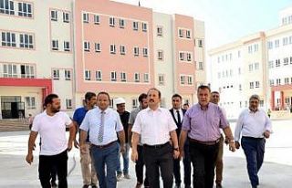 Vali Pehlivan, yapımı tamamlanan okullarda incelemelerde...
