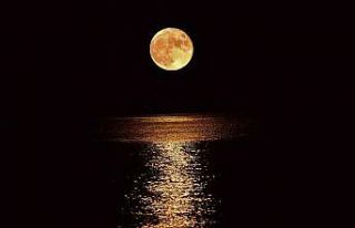 Van Gölü üzerinde yükselen dolunay hayran bıraktı