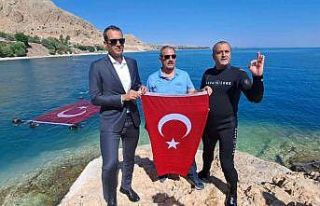 Van Gölü’nde dev Türk bayrağı açıldı