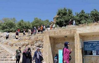 Vanlı kadınlar Akdamar Adası’nı gezdi