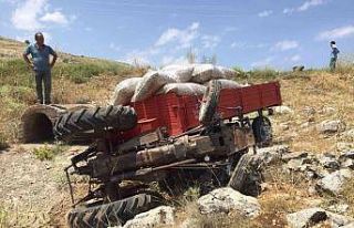 Virajı alamayan traktör devrildi, 1 yaralı