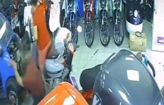 Viteste unutulan motosiklet, mağazada böyle harekete...