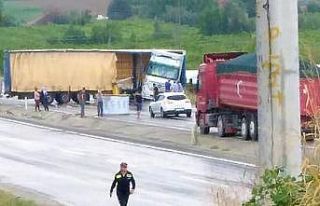Yağış nedeniyle kontrolden çıkan tır trafiği...